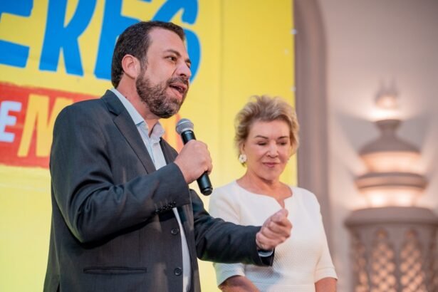 Deputado Guilherme Boulos, pré-candidato do Psol à Prefeitura de São Paulo, e a ex-prefeita Marta Suplicy, vice na chapa — Foto: Divulgação/Leandro Paiva