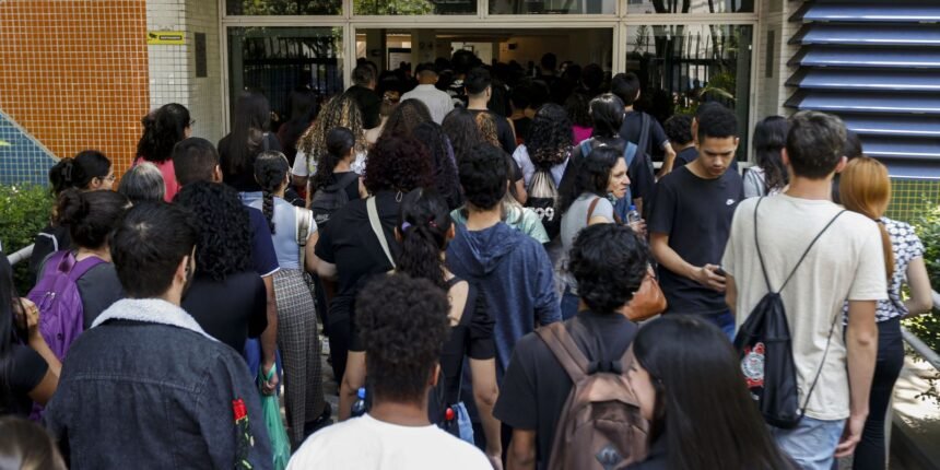 Estudantes começam a receber primeira parcela do Programa Pé-de-Meia