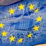 Montagem de bandeira da União Europeia com chip usado por big techs