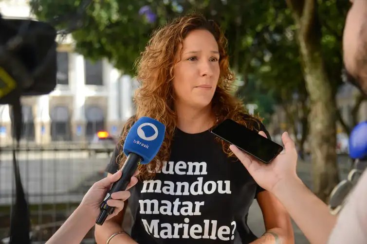 Rio de Janeiro (RJ), 14/03/2024 – A vereadora Monica Benicio, durante ato simbólico que marca os seis anos do assassinato de Marielle Franco, nas escadarias da Câmara Municipal do Rio de Janeiro.  Foto: Tomaz Silva/Agência Brasil