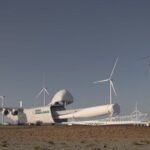 Pá de turbina de energia eólica sendo colocada no Windrunner, avião gigante da Radia