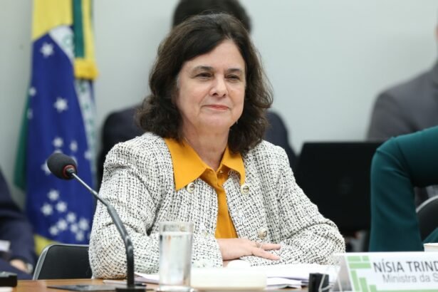 Nísia Trindade se emociona ao falar das pressões sobre a Saúde | Política