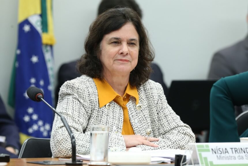 Nísia Trindade se emociona ao falar das pressões sobre a Saúde | Política