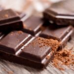 Preços sobem e produtos encolhem: como a crise do cacau afeta o chocolate na gôndola?