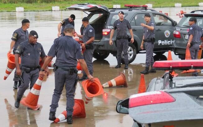 Policiais de ROTA usando cones para demarcar os percursos a serem executados nas estações de treinamento. Repare que os PMs que usam o Braçal de couro preto (parte superior do braço direito) e a boina negra, são considerados Policiais de ROTA em missão ativa.