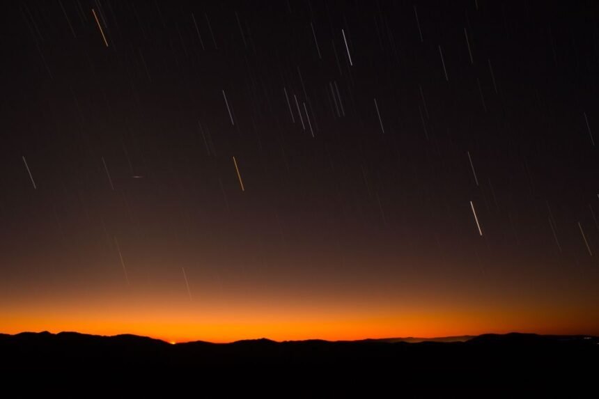 Céu de abril tem chuva de meteoros e passagem do “Cometa do Diabo“