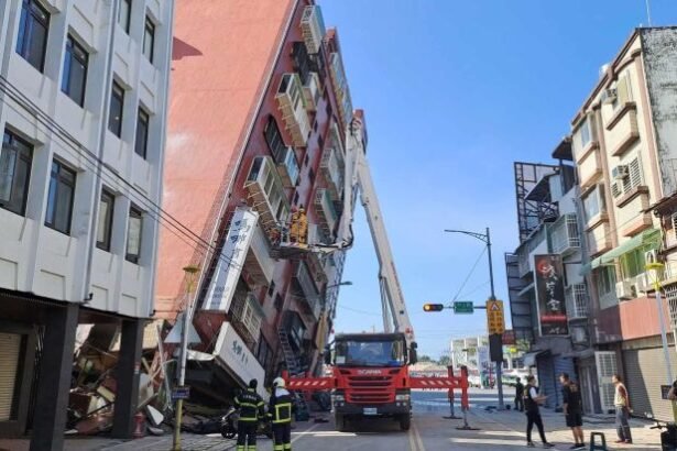 Vídeo: veja momento em que terremoto de Taiwan faz prédio desabar em rua movimentada