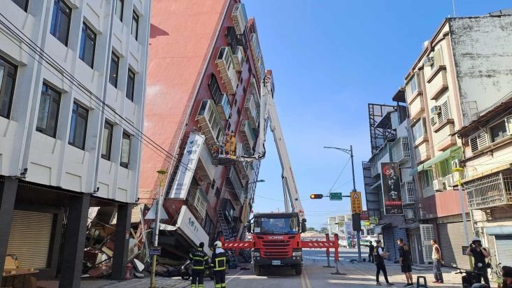 Vídeo: veja momento em que terremoto de Taiwan faz prédio desabar em rua movimentada