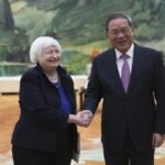 Janet Yellen se encontrou com o premiê chinês Li Quiang e comemora redução de tensões em país — Foto: Tatan Syuflana/AP