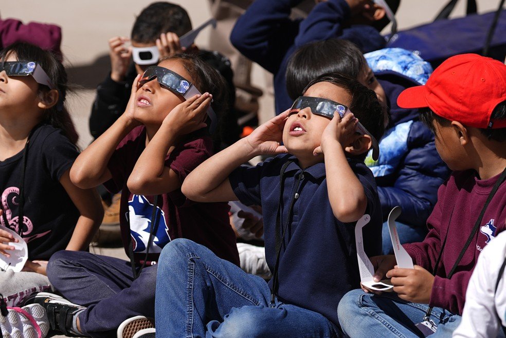 Crianças acompanhando eclipse solar nos Estados Unidos — Foto: David Zalubowski/AP