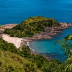 Praia de Calhetas fica dentro de um condomínio e oferece dois visuais distintos