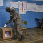 Um soldado da Força Aérea vota em um plebiscito proposto pelo presidente Daniel Noboa para apoiar novas medidas de segurança destinadas a combater a criminalidade — Foto: AP Photo /Dolores Ochoa