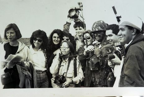 Elza Fiúza fala em um telefone militar em cobertura jornalistica durante o governo Collor de Melo. Foto: Arquivo Pessoal