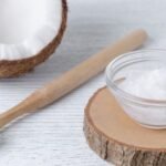 Oil pulling: usar óleo de coco para clarear os dentes não é recomendado