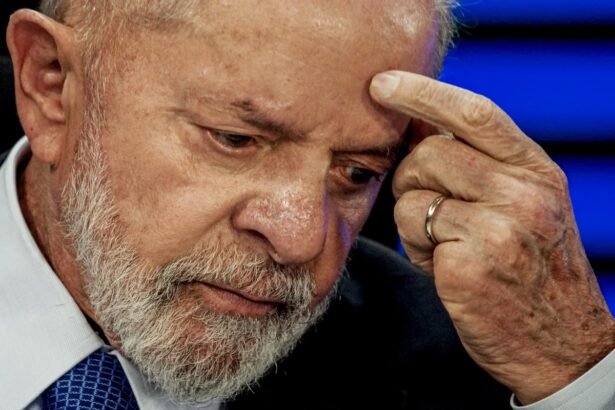 Alguém que pratica assédio não vai ficar no governo, diz Lula sobre caso Silvio Almeida | Política