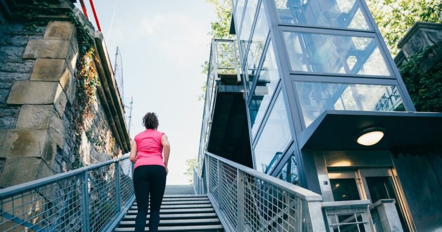 Entenda as vantagens de trocar o elevador por escadas