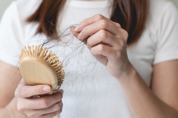 Por que o cabelo cai? Quando se preocupar? Veja 10 perguntas e respostas sobre a queda dos fios