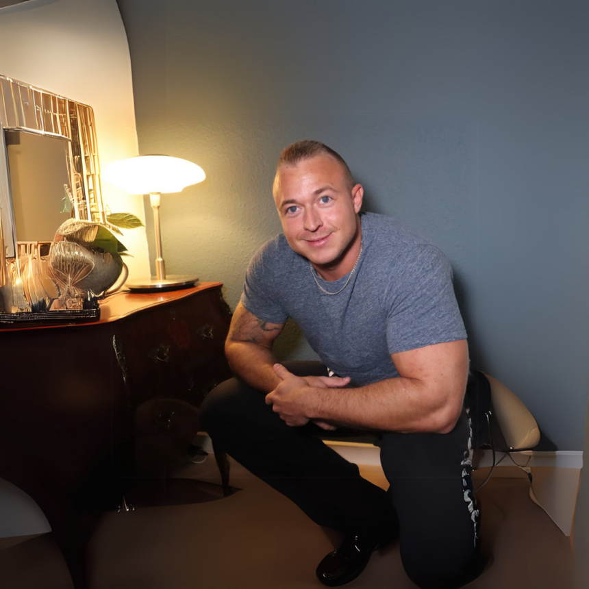 Philip Johansen, digital marketing mentor, in a relaxed indoor setting with a modern decor background.